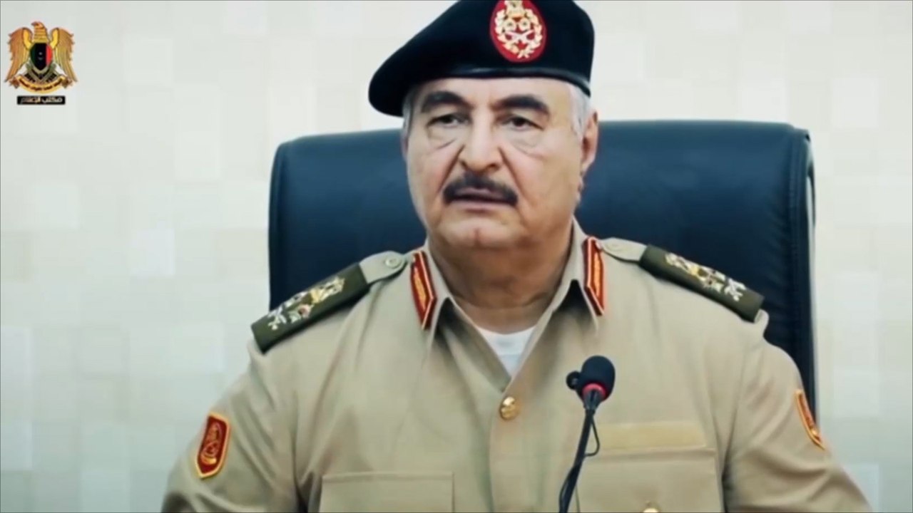 حفتر يطارد حلمه بالجلوس على كرسي القذافي