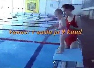 Bébé sait nager Elle a seulement 1 an et 9 mois !!(baby swim)