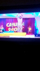 Cara dançando e se contorsendo ao som de Darude-Sandstorm