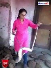 See how brave girl how bravely he grabbed the snake's viral video on YouTube