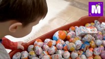 Сотни яиц с игрушками на тележке Макс и Катя ссыпали киндеры у мамы с кладовки 300 Surprise eggs новое видео канал 2016