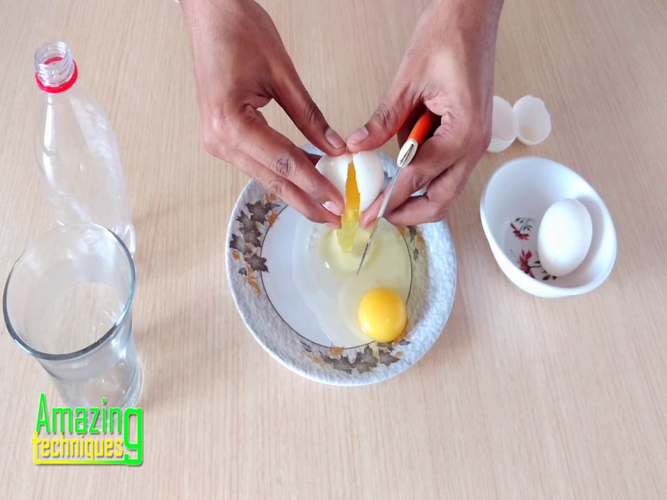 How To Separate Egg white and Yolk ǀ # EggYolk ǀ Separate Egg Yolk with a water bottle.