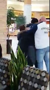 Un voleur se fait chopper et ceinturer par 3 hommes dans un grand magasin