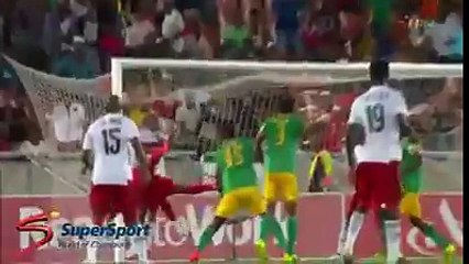 Incroyable: Ce gardien de but égalise sur une splendide bicyclette!