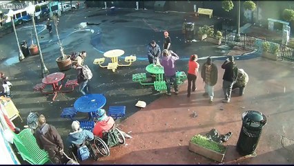 Des SDF se battent pour un peu de drogue... C'est moche!