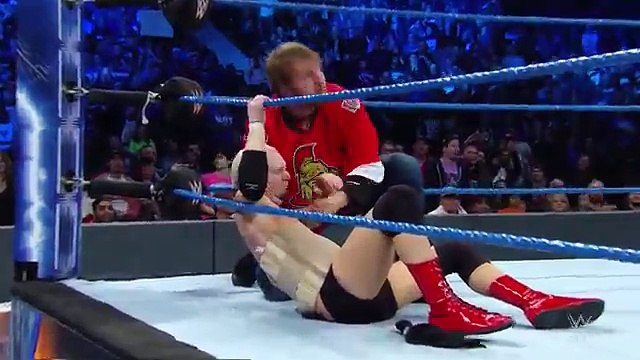 James-Ellsworth-vs-WWE-World-Champion-AJ-Styles-Contract-Ladder-Match-SmackDown-LIVE-Nov-22-2016 - 2)