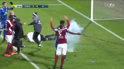 Le gardien de l'OL Anthony Lopes touché par deux pétards
