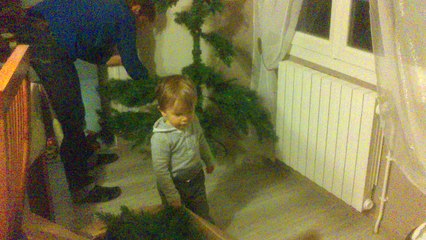 Élias et Marius aide maman à faire le sapin de noël.