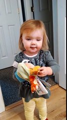 Elle n'a que 2 ans, mais le classique qu'elle joue pour son papa vous fera fondre de tendresse !