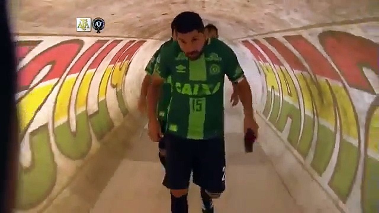 Hommage aux joueurs de Chapecoense : leurs derniers adversaires entrent sur le terrain avec les maillots échangés à la fin du match