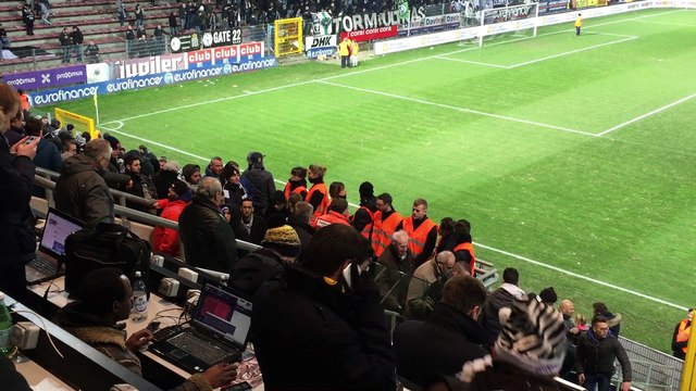 Charleroi-Standard interrompu : les supporters quittent le stade