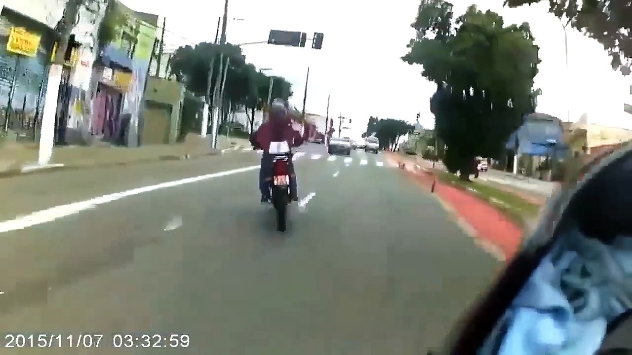 Ce motard se lance dans une course folle pour échapper à la police