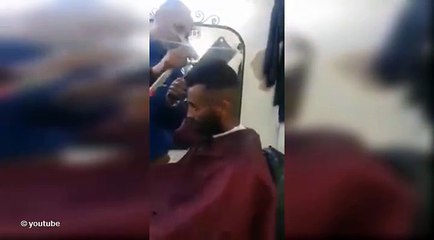 الجزائر : حلاق يستعمل ساطور لحلاقة شعر أحد الحرفاء