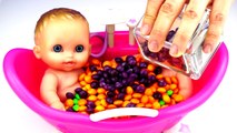 BABY BATH TIME ! Newborn w/ Colors Candy Skittles & M&Ms for Kids to learn How To Bath A Baby Doll