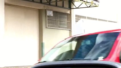 Bisiklet buzdolabı taşıyan adam