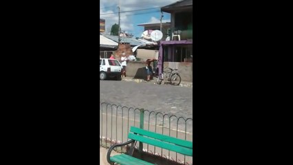 Bisikletle bir buzdolabı taşıyan adam