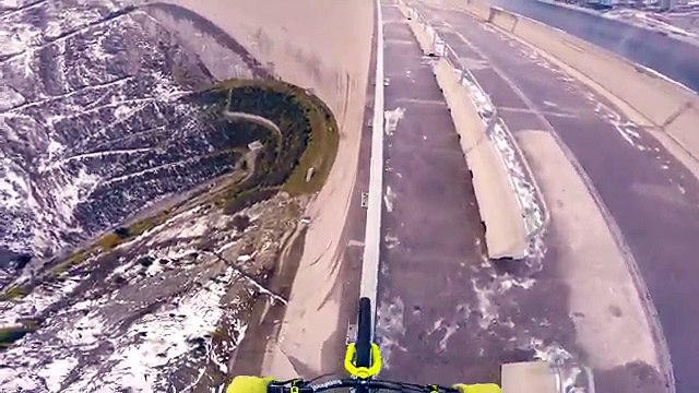 200 Metre Yükseklikteki Uçurumun Kenarında Bisiklete Binen Çılgın Adam