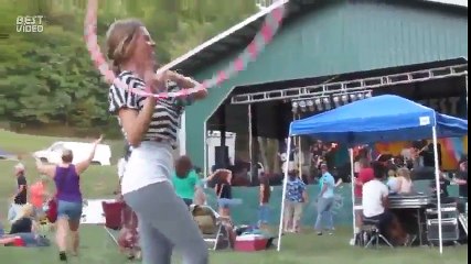 Знатно крутит обруч