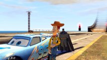 Batman & Woody (Toy Story) font des sauts et des cascades avec Flash McQueen (Cars 2) | Dessin animé