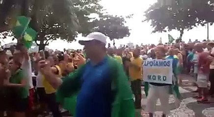 Luiz Zveiter é hostilizado em manifestação contra a corrupção.