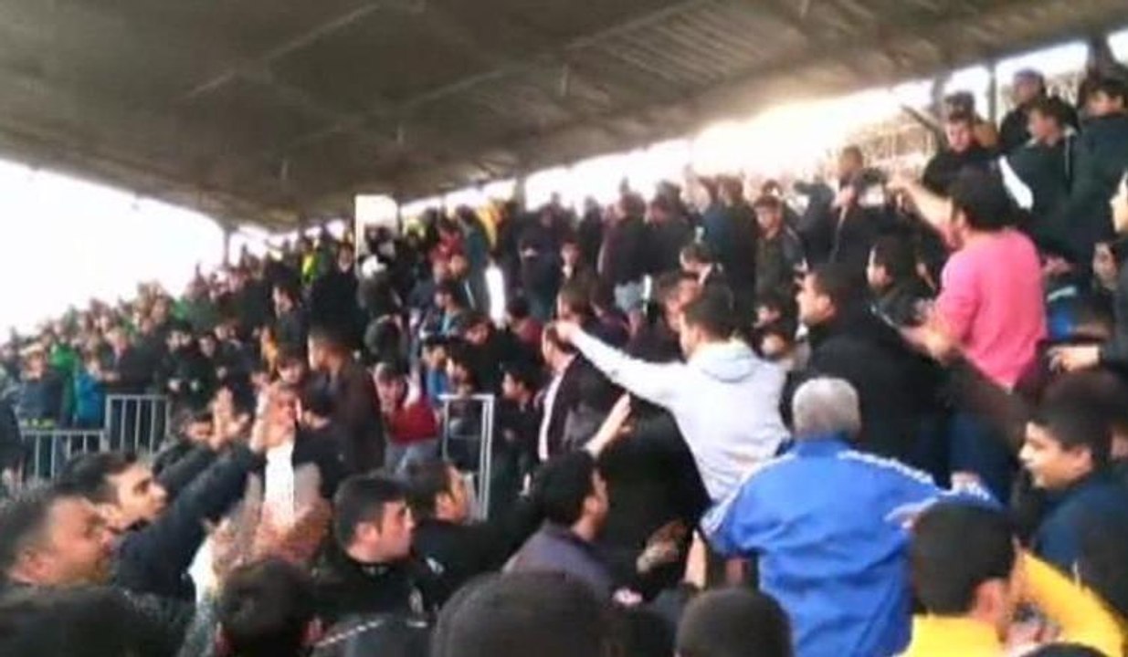 Taraftarlar birbirine girdi: 3 yaralı