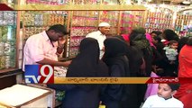 Charminar comes alive as Hyderabad sleeps