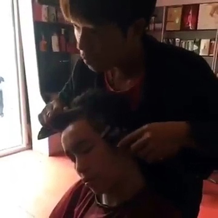 LE COIFFEUR DISTRAIT