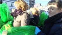 Une cinquantaine de Bruxellois nettoient les rues de Bruxelles suite à un appel sur Facebook