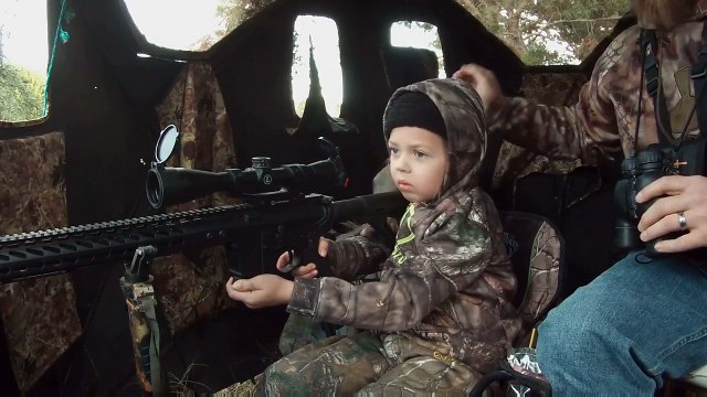 C'est pas un peu tot pour le fusil?! Jeune chasseur