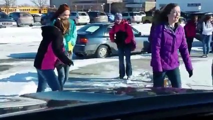 Les enfants qui glissent sur la neige sous les rires de ce père de famille