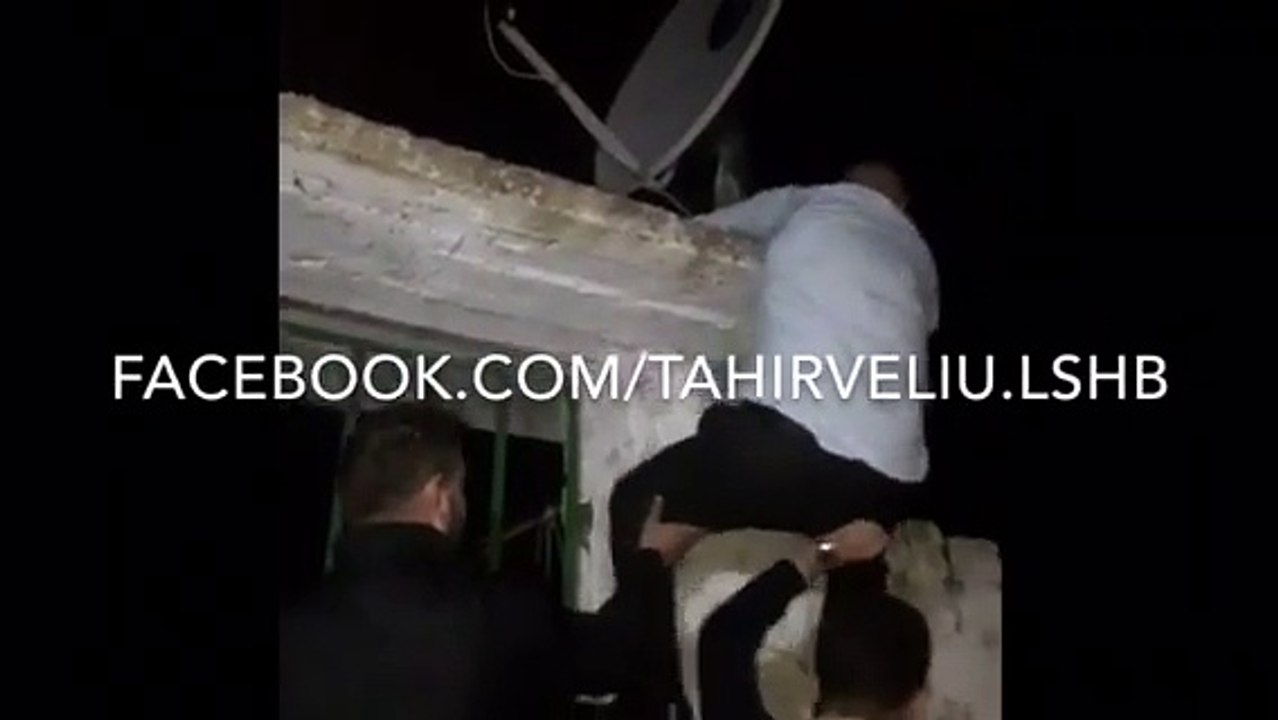 Momenti kur flamuri grek hiqet nga kalaja e Himarës (Video)