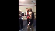 Ce jeune homme provoque un vieil homme pour boxer avec lui, il ne s'attendait pas à ce que ceci arrive !