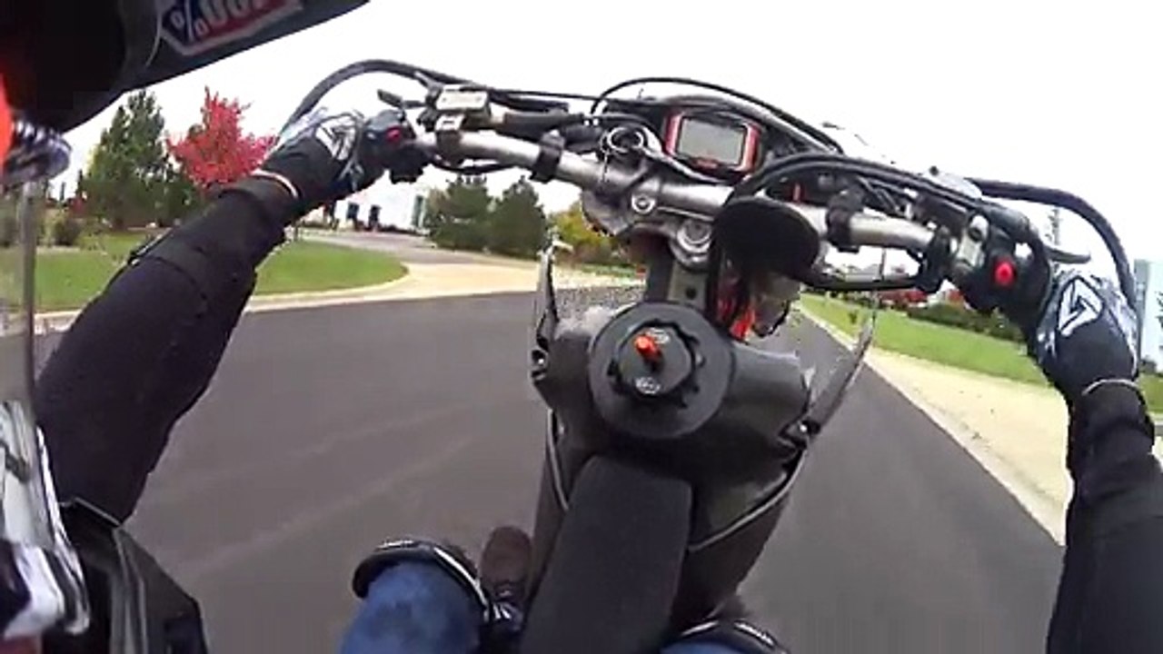 Un motard qui faisait des roues se fait contrôler par un policier vraiment cool