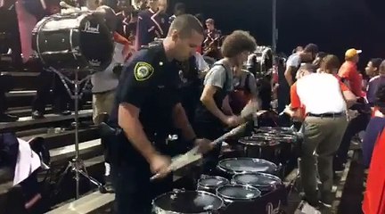 Lors d’une manifestation, un policier s’approche des percussions. Sa prestation surprend plus d’un !
