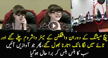 Funny Moment When American Councilman Forgets to Turn off Mic During Bathroom Break