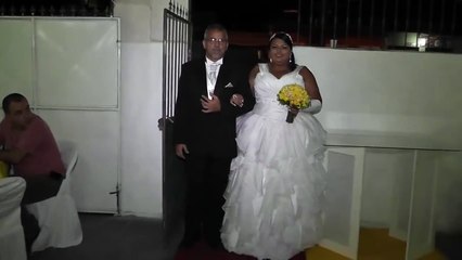 Le DJ du mariage se trompe de musique à l'entrée de la mariée