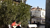 Saintes-Maries-de-la-Mer, guitare et chant devant l'église Notre-Dame-de-la-Mer du 9ème siècle