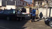 Krimi makaber ne Korce, momenti kur trupat e viktimave nxirren nga banesa