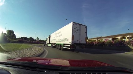 Nice, un motard inconscient évite la collision avec un camion