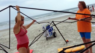 Busted! Two women trapped stealing a canopy on the beach, then attack!