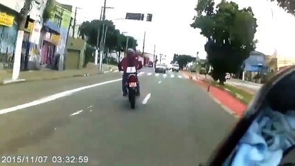 Un motard prend tous les risques au milieu de la circulation pour échapper à la police !