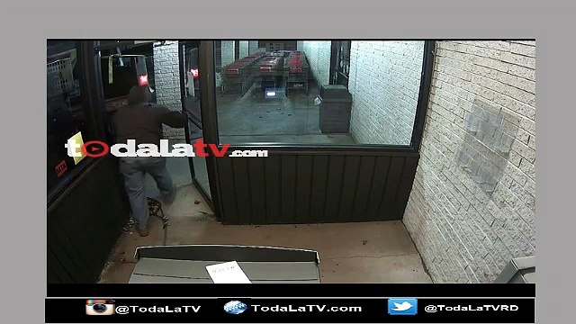 Ladrones usan camión para robarse cajero automático-Video