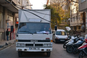 Burası İstanbul, Yola sarkan kablolar tehlike saçıyor
