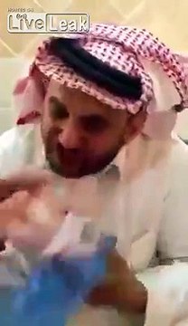 Le gars engloutit un poulet cru en entier