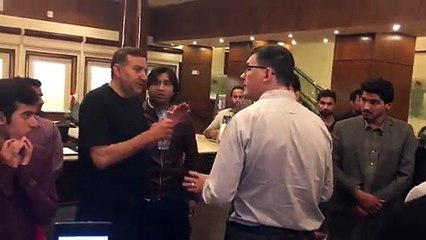 Girls Fight In Rahat Fateh Ali Khan's Concert