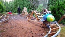 Avô engenheiro constrói montanha-russa no quintal para os netos