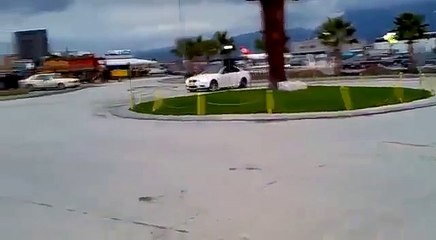 Shoferi i “çmendur” xhiron gomat e BMW-së në derën e aeroportit të Rinasit