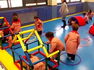 Sesión de Psicomotricidad con niños de 3 años. Patricia y Nuria