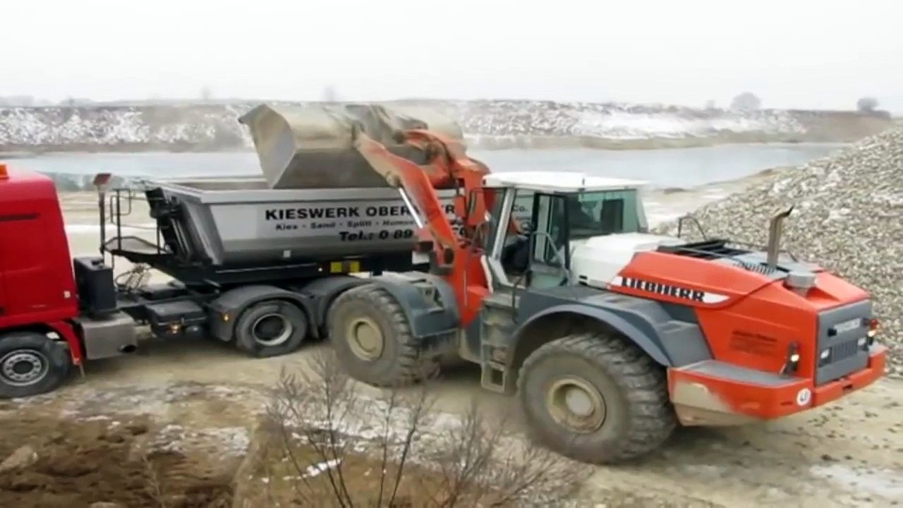 Liebherr L564 loading with truck
