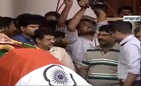 Actor Vijay paid his Last Respect To Jayalalitha